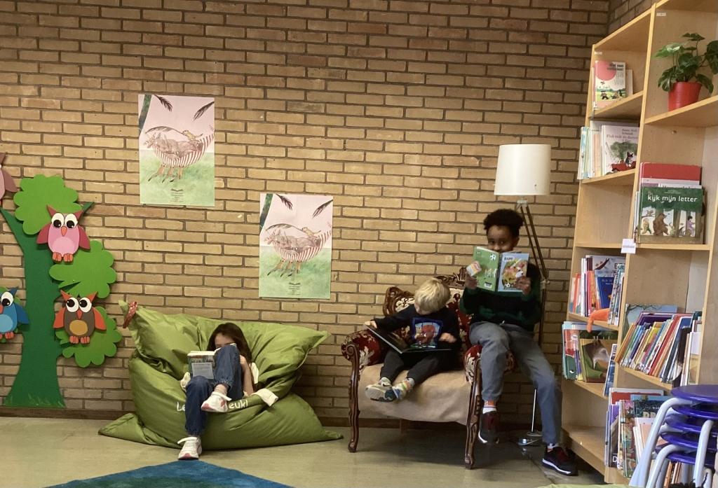 lezen in de bibliotheek