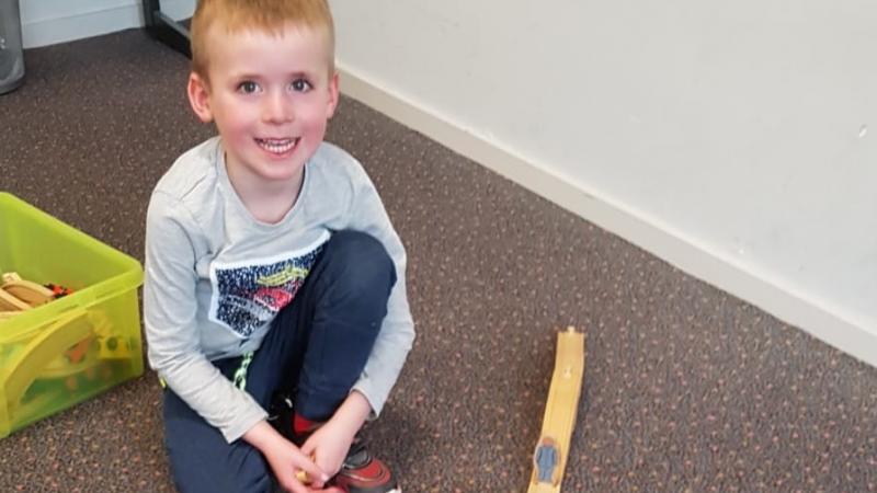 Spelen en leren praten bij de fonopoli Loek is aan het spelen bij de fonopoli