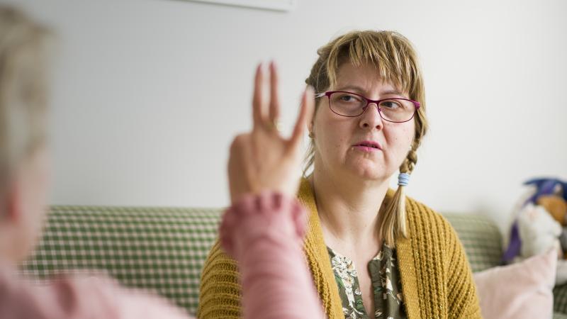 Werken bij Kentalis wonen en dagbesteding Een medewerker gebaart met een bewoner