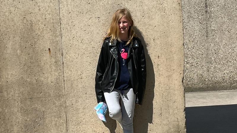 Naomi vertelt hoe het is om te leven met TOS Naomi staat lachend voor een muur