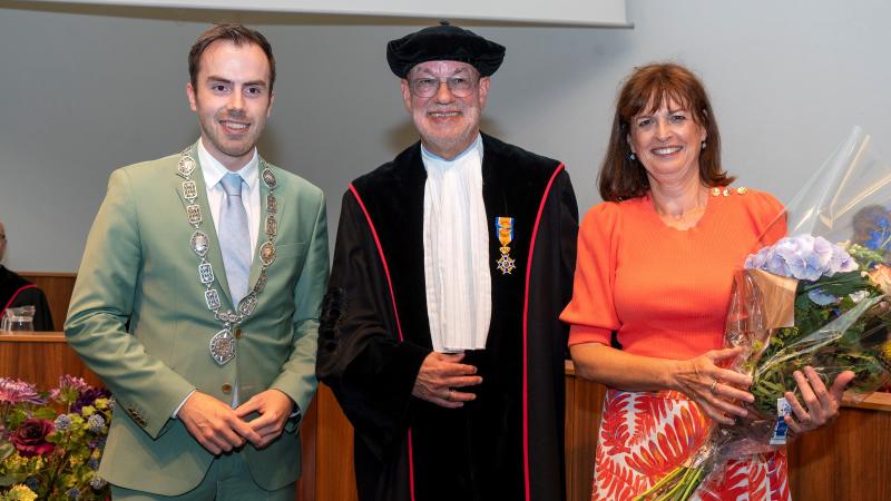 Harry Knoors ontvangt lintje