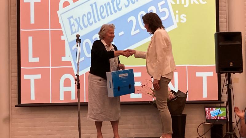 Kentalis Talent directeur Susan Zant krijgt uit hand van Excellente Scholen jurylid Mariet Thalens het predicaat uitgereikt