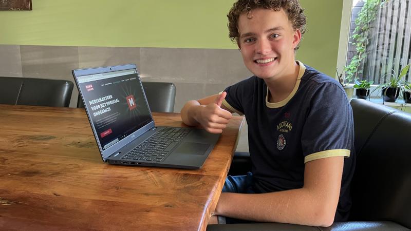 Kjell achter de laptop