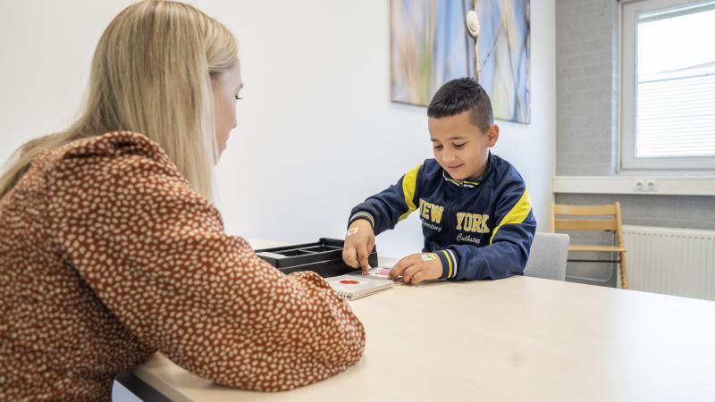 Foto van behandeling met jongen