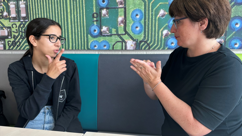 Student Nada en ambulantbegeleider Isabelle Smessaert