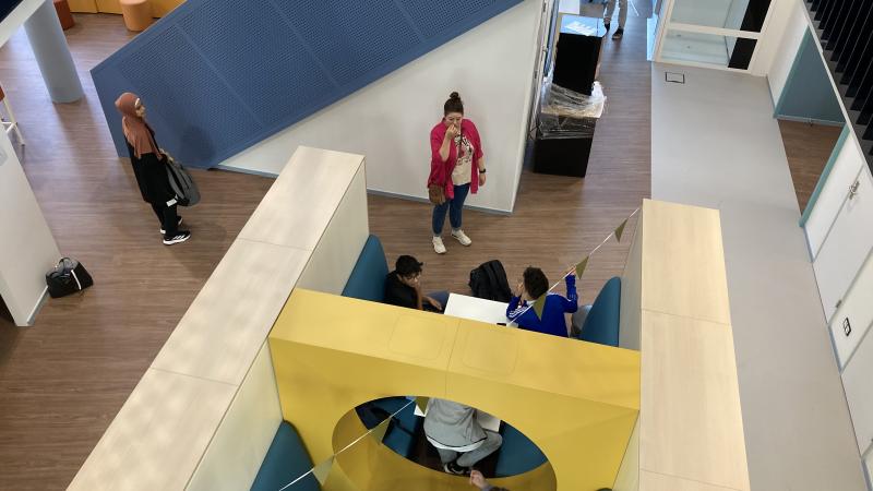 Doorkijkje hal Kentalis Compas College Zaltbommel