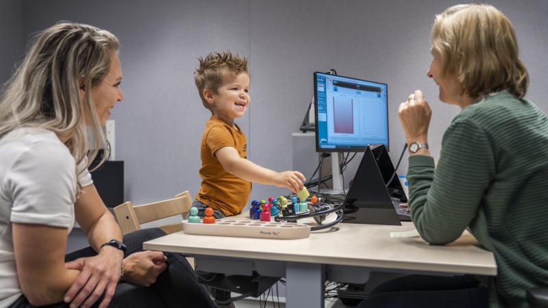 Jongen doet spelletjes tijdens taal onderzoek