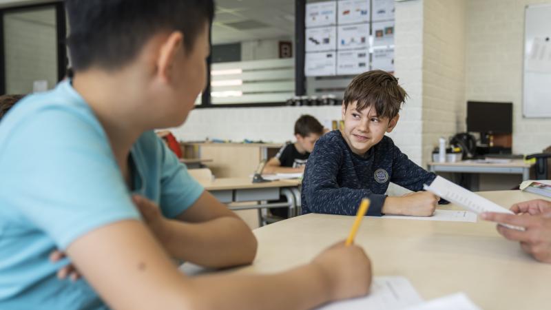 Twee jongens in de klas