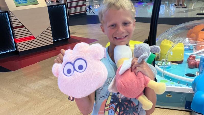 Tijs samen met zijn knuffels