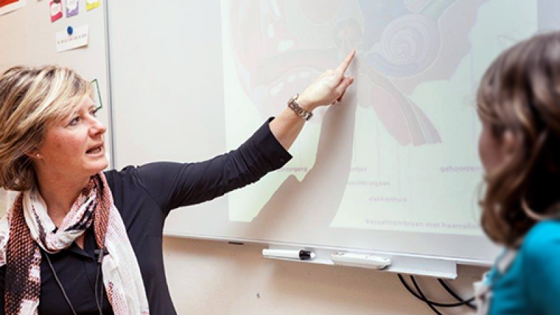 Ingrid ondersteunt slechthorende leerlingen Ingrid ondersteunt slechthorende leerlingen
