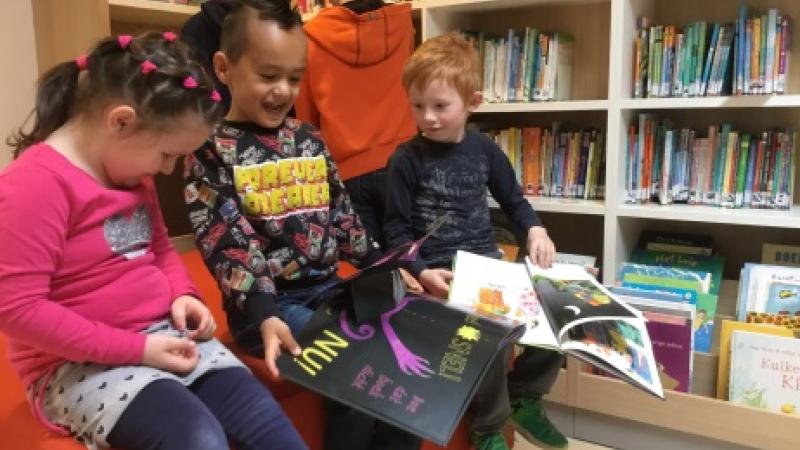 Leerlingen Kentalis Doetinchem lezen boek in schoolbieb Leerlingen Kentalis Doetinchem lezen boek in schoolbieb