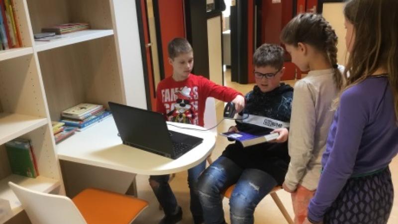 Leerlingen Kentalis Doetinchem bibliothecaris in eigen bieb Leerlingen Kentalis Doetinchem bibliothecaris in eigen bieb