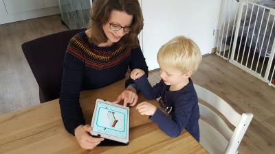 Moeder en kind gebruiken app Speakaboo Moeder en kind gebruiken app Speakaboo