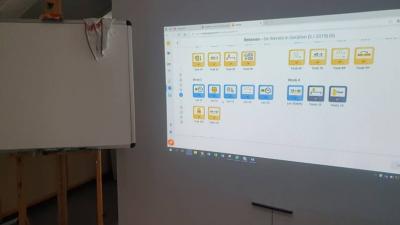 Onderwijs op afstand tijdens de coronacrisis Leerkracht Mirja maakt thuis instructiefilmpjes voor haar leerlingen