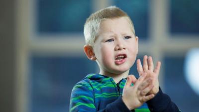 Leren communiceren bij de vroegbehandeling in Goes Jongen die moeite heeft met communiceren