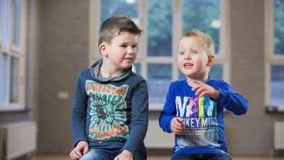 Twee jongens leren communiceren bij de vroegbehandeling