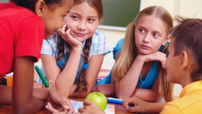 Sociale vaardigheden oefenen bij de groepsbehandeling Vier kinderen die met elkaar praten bij de groepsbehandeling