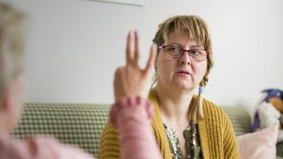Werken bij Kentalis wonen en dagbesteding Een medewerker gebaart met een bewoner