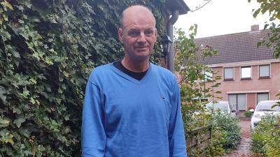 Louis vertelt over doofblindheid en zijn begeleiders Louis staat voor zijn woning