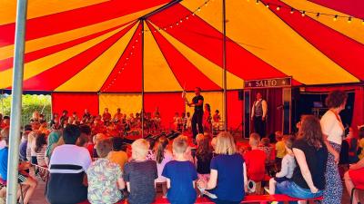 Feestelijke circusshow na vijf jaar samenwerking met IKC Johannes Feestelijke circusshow na vijf jaar samenwerking met IKC Johannes