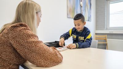 Zoeken naar wat werkt bij het ambulatorium Foto van behandeling met jongen