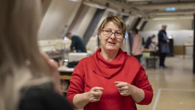 Doofblindheid herkennen kan lastig zijn Een vrouw met doofblindheid gebruikt gebaren