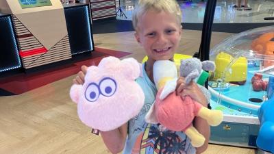 Tijs samen met zijn knuffels