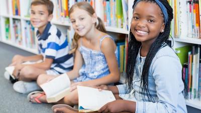 Kinderen lezen boek Kinderen lezen boek